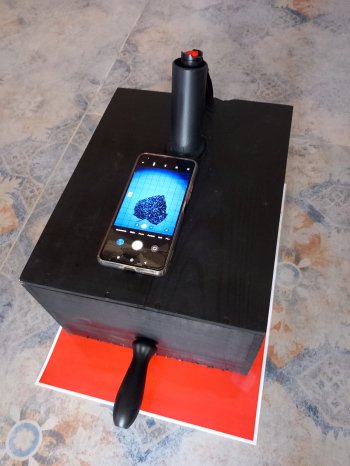 Boitier avec éclairage UV et smartphone