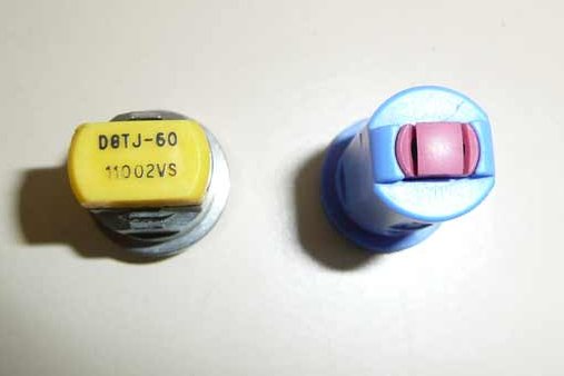 Double-slot nozzles