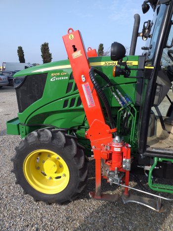 Wheel-to-wheel attachment of a pair of hydraulic blades
