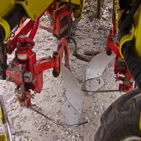 Hydraulic de-stemmer mounted on a straddle harvester