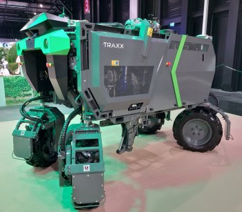 TRAXX autonomous straddle robot